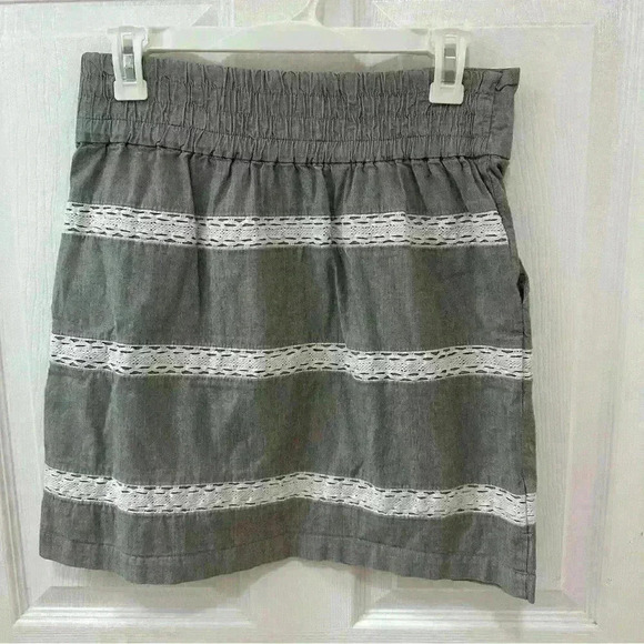 Banana Republic Grey Pull On Mini Skirt with White Lace Stripes Pockets Size 2 - Picture 6 of 8